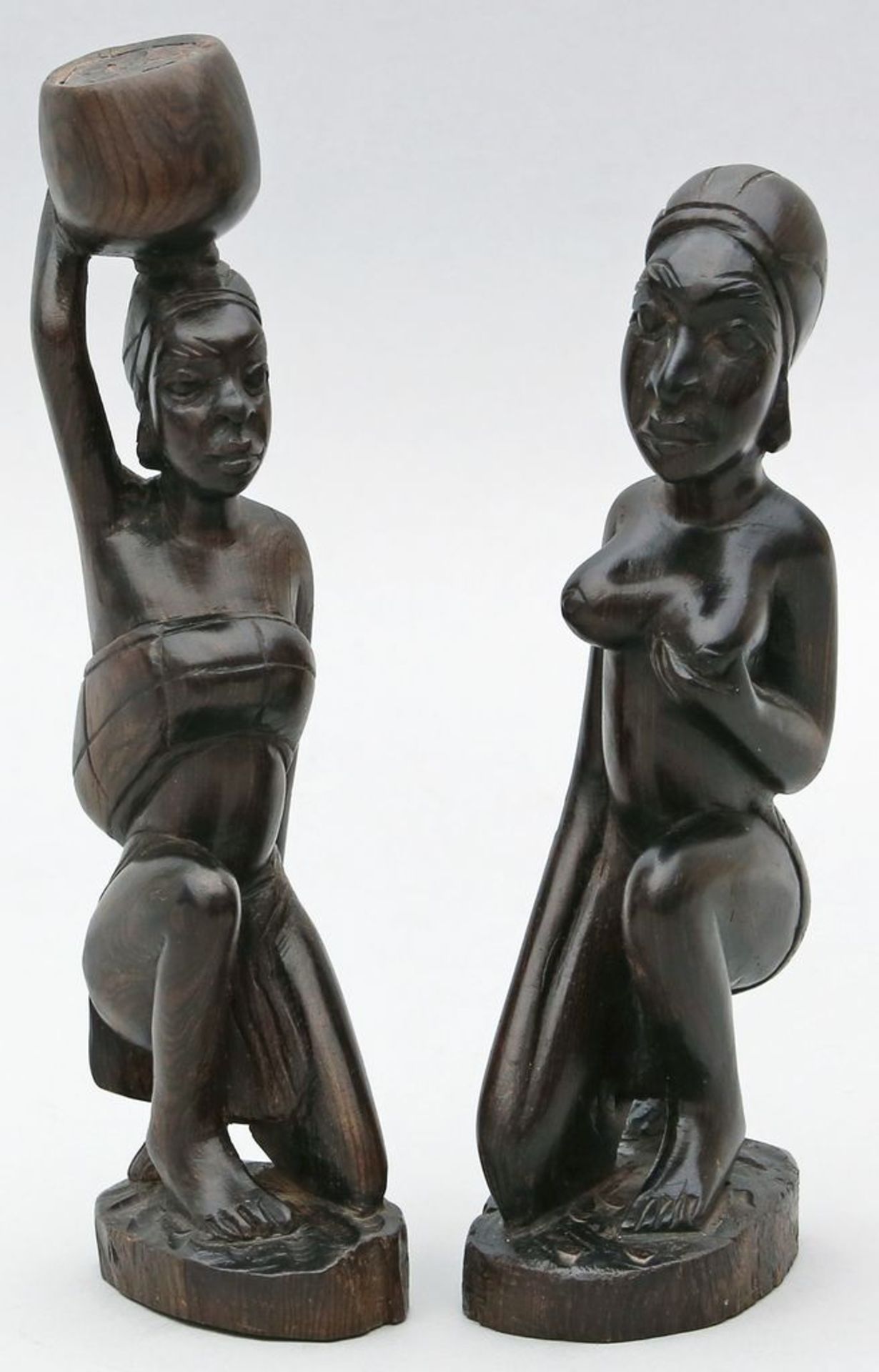 2 Skulpturen. Kniende Afrikanerinnen, 1x mit Wassergefäß auf dem Kopf. Holz, geschni