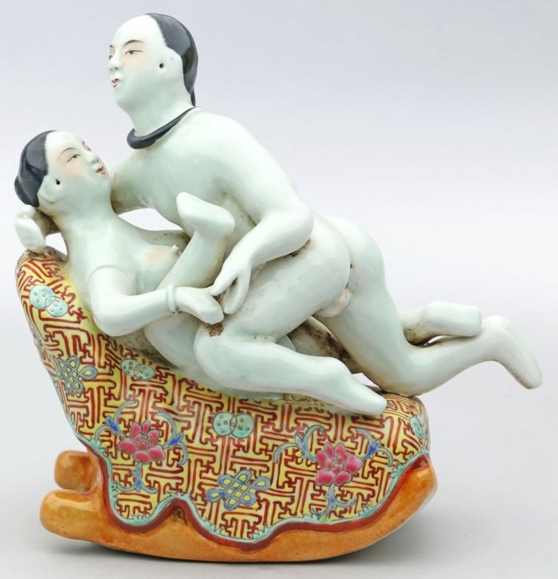Skulpturengruppe "Paar beim Liebesspiel". Porzellan, teils bunt bemalt. 1 Arm rep. Prägemarke.