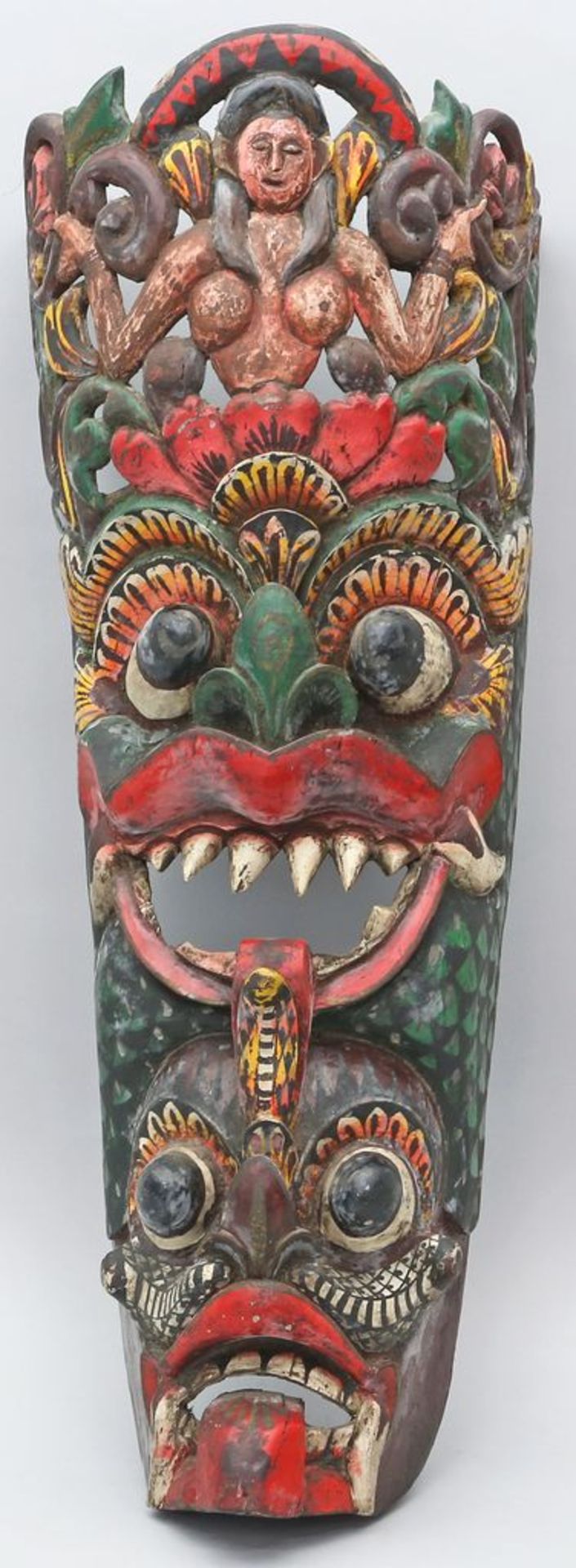 Wandmaske. Durchbrochen geschnitzt und farbig gefasst. Indonesien. H. 67 cm.