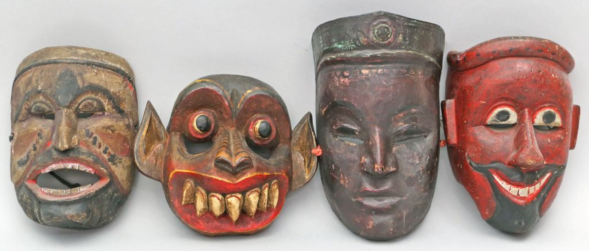 4 div. Masken. Holz, geschnitzt und farbig gefasst. Java oder Indonesien. H. 17 bis 24