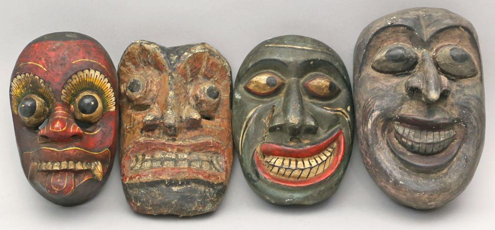 4 div. Masken. Holz, geschnitzt und farbig gefasst. Java oder Indonesien. H. 18 bis 22