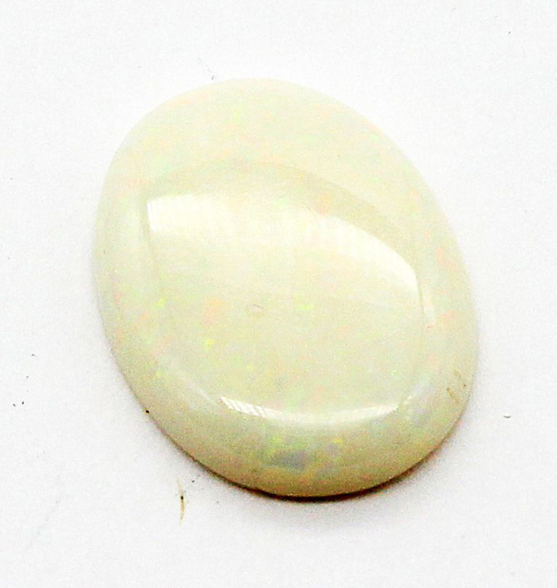 Weißer Opal, ca. 4,25 ct. Ovales Cabochon.