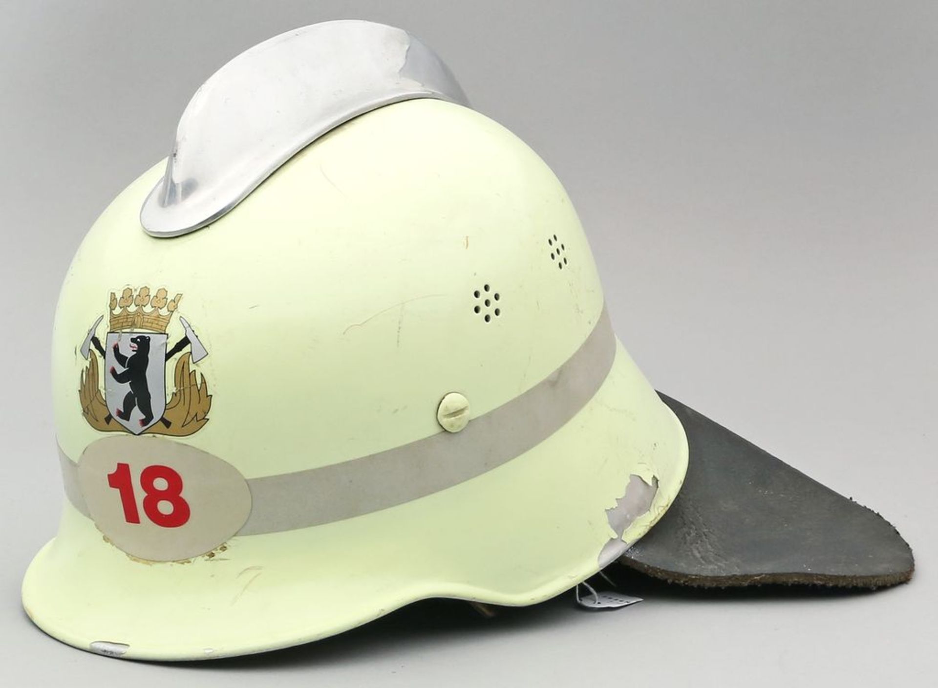 Helm der Berliner Feuerwehr. Gebrauchsspuren. Größe 56-61.