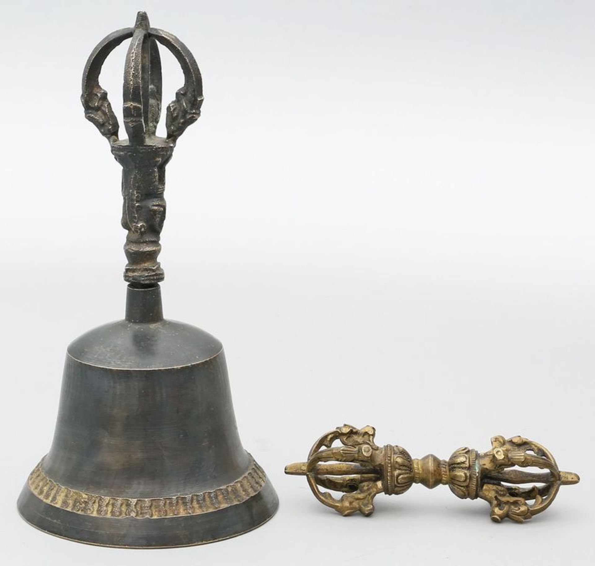 Glocke und Doppelvajra. Bronze. Tibet. H. 21 bzw. L. 12 cm.