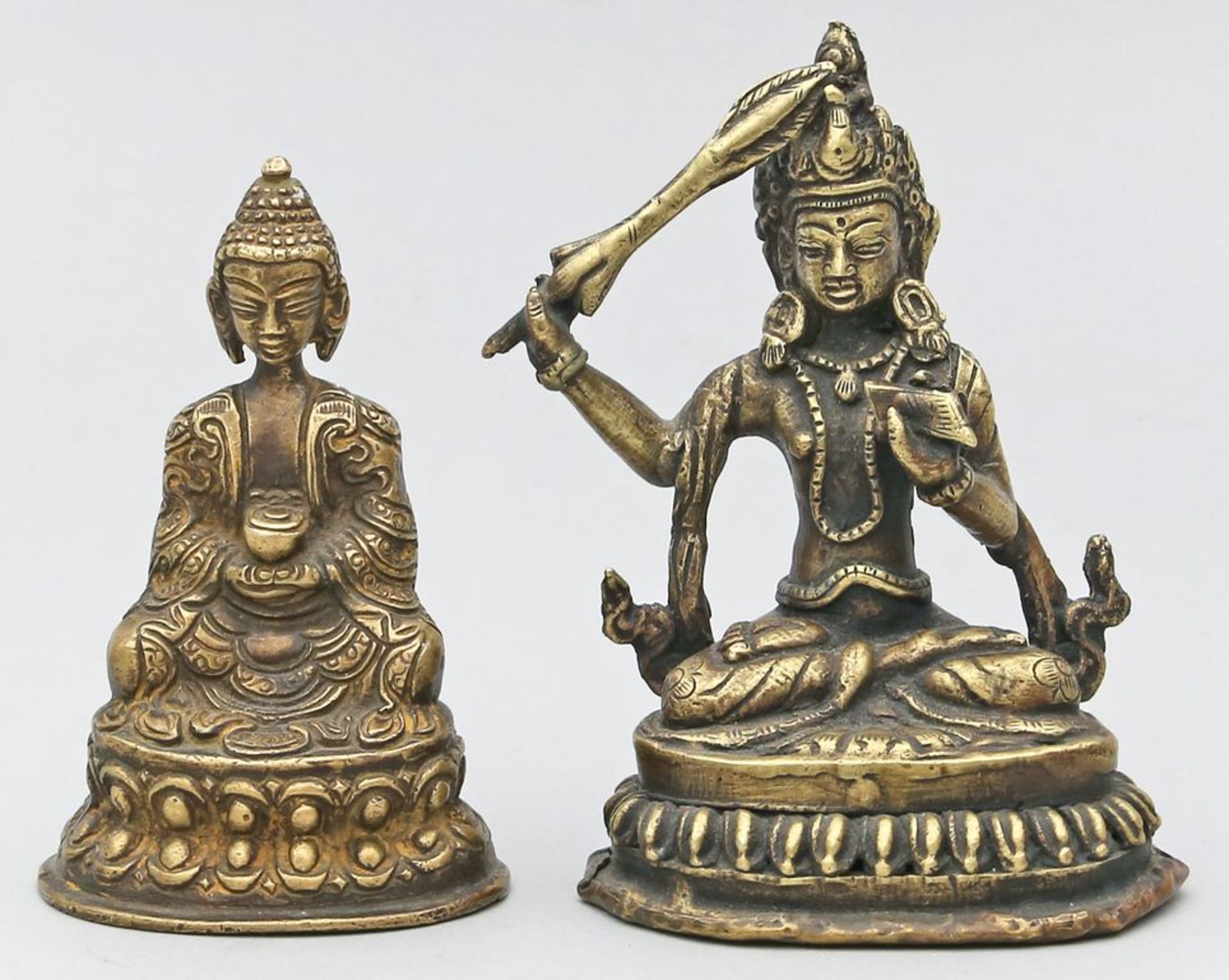 2 Buddhas. Messing oder Bronze, teils braun patiniert. Unterschiedliche Darstellungen.