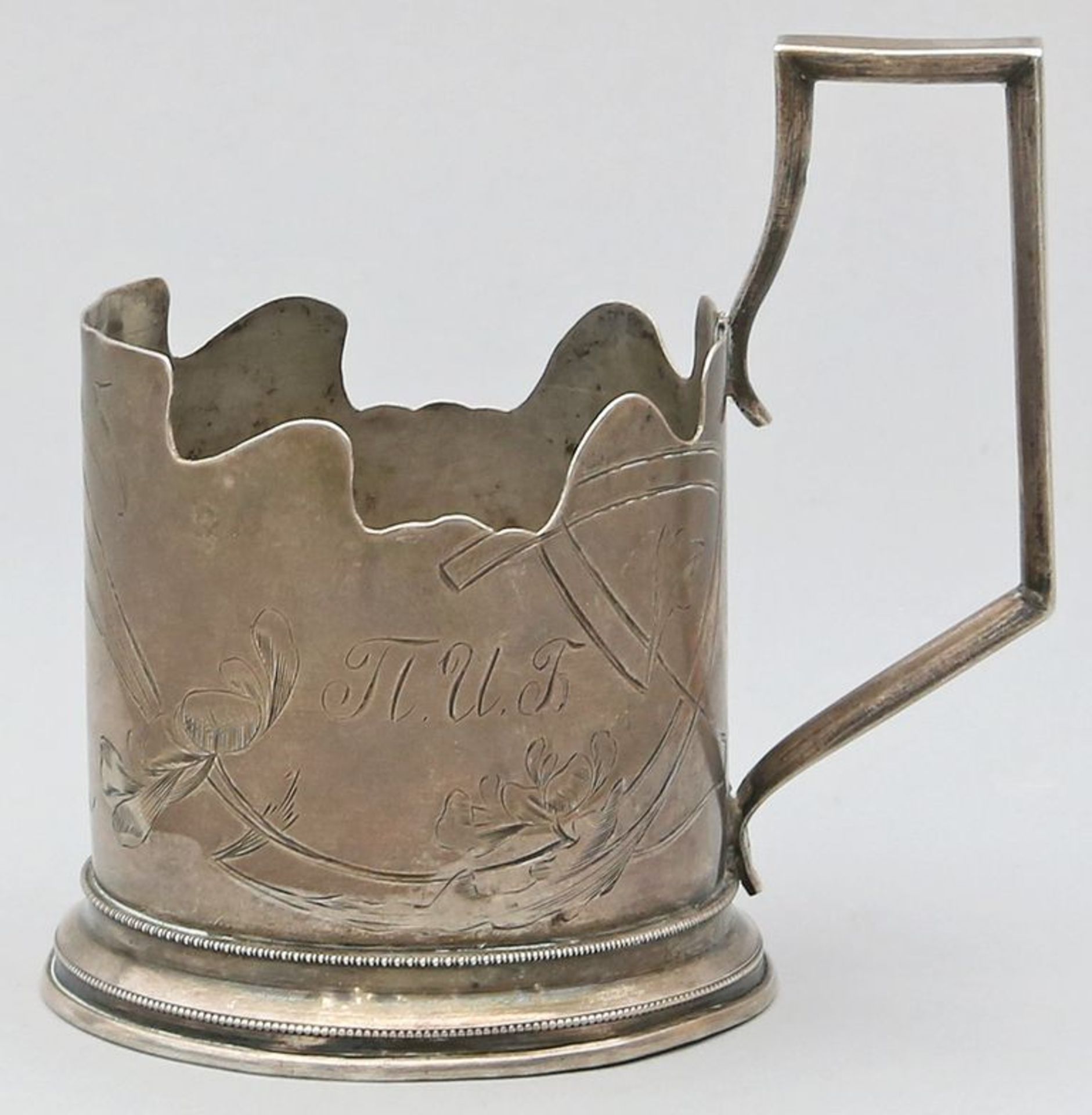 Russischer Teeglashalter. 84 zolotnik Silber, 95 g. Zylindrische Wandung mit reliefier