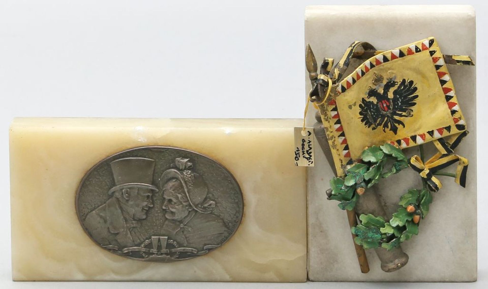 2 Briefbeschwerer. 1x Österreichische Freiheitsflagge aus bunt bemalter Wiener Bronze
