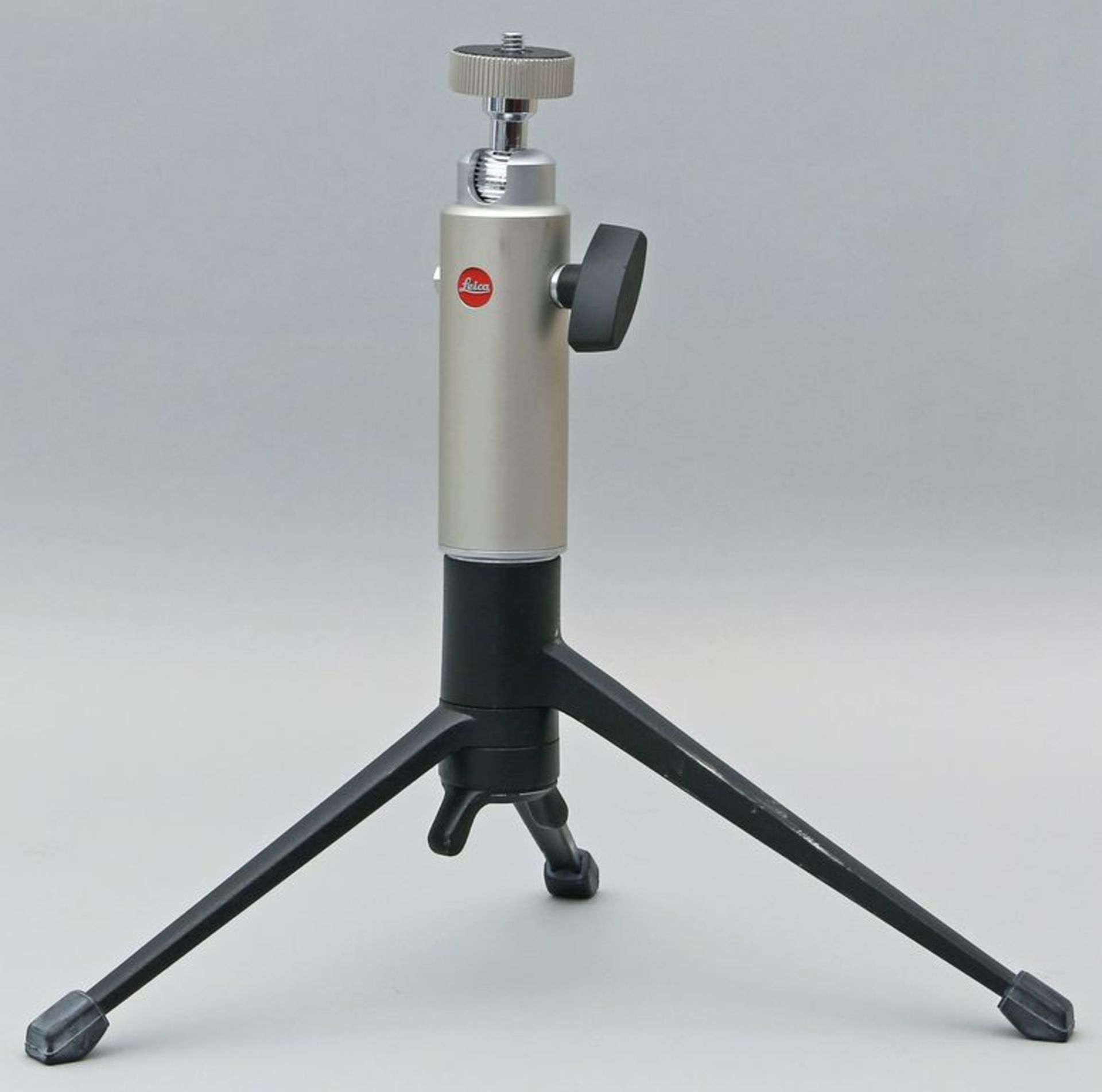 Stativ, Leica. Gebrauchsspuren. H. ca. 26 cm.