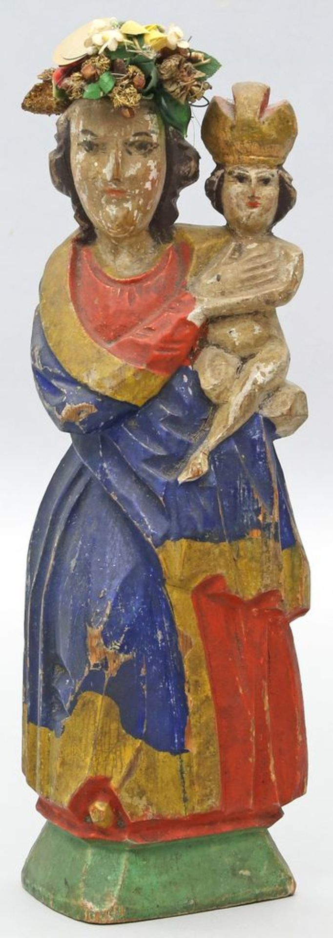 Madonna mit Kind. Holz, halbplastisch geschnitzt und farbig gefasst. Wohl alpenländis