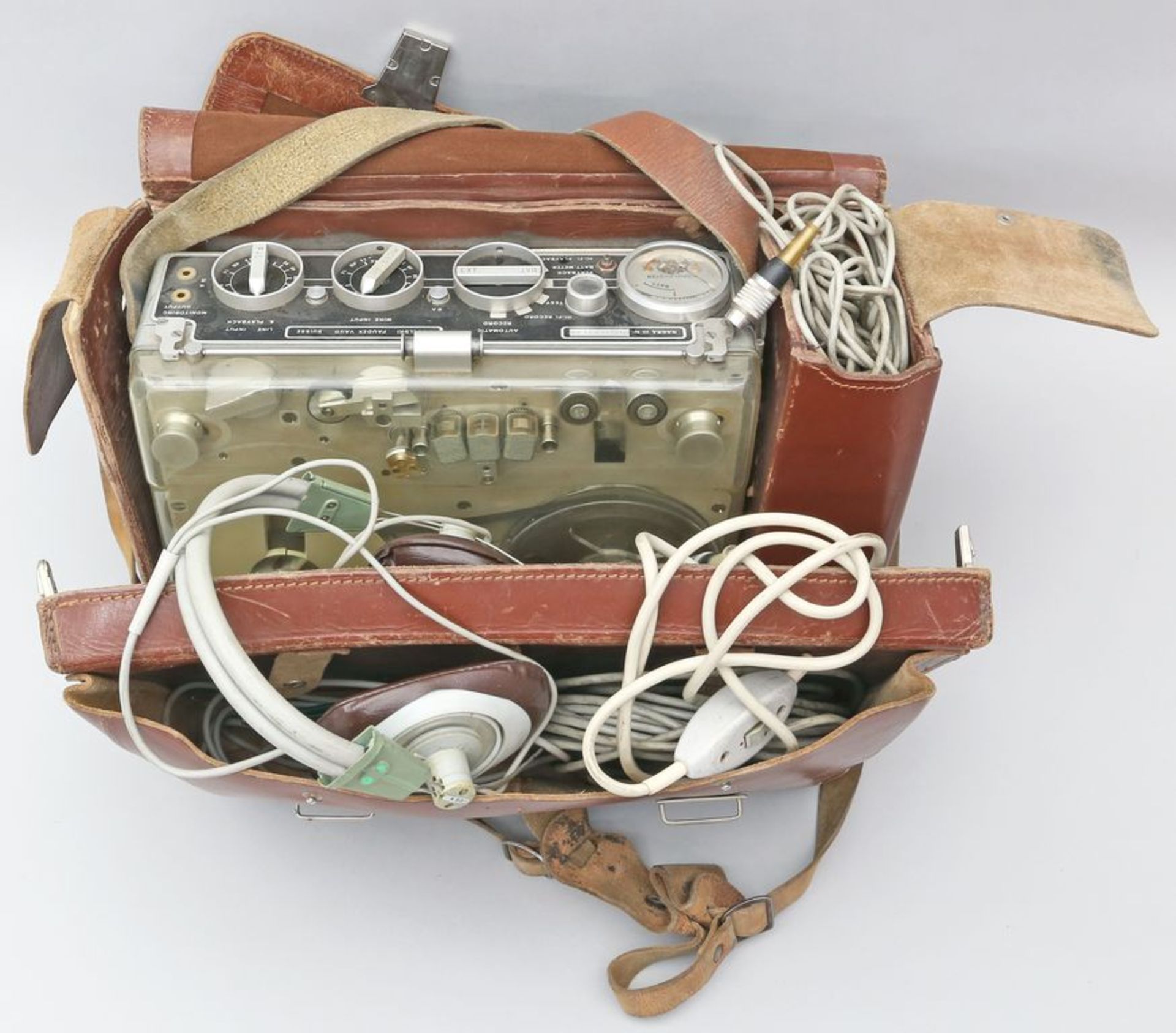 Tonbandgerät, Telefunken. "Nagra III". Mit Zubehör im Koffer. Gebrauchsspuren.