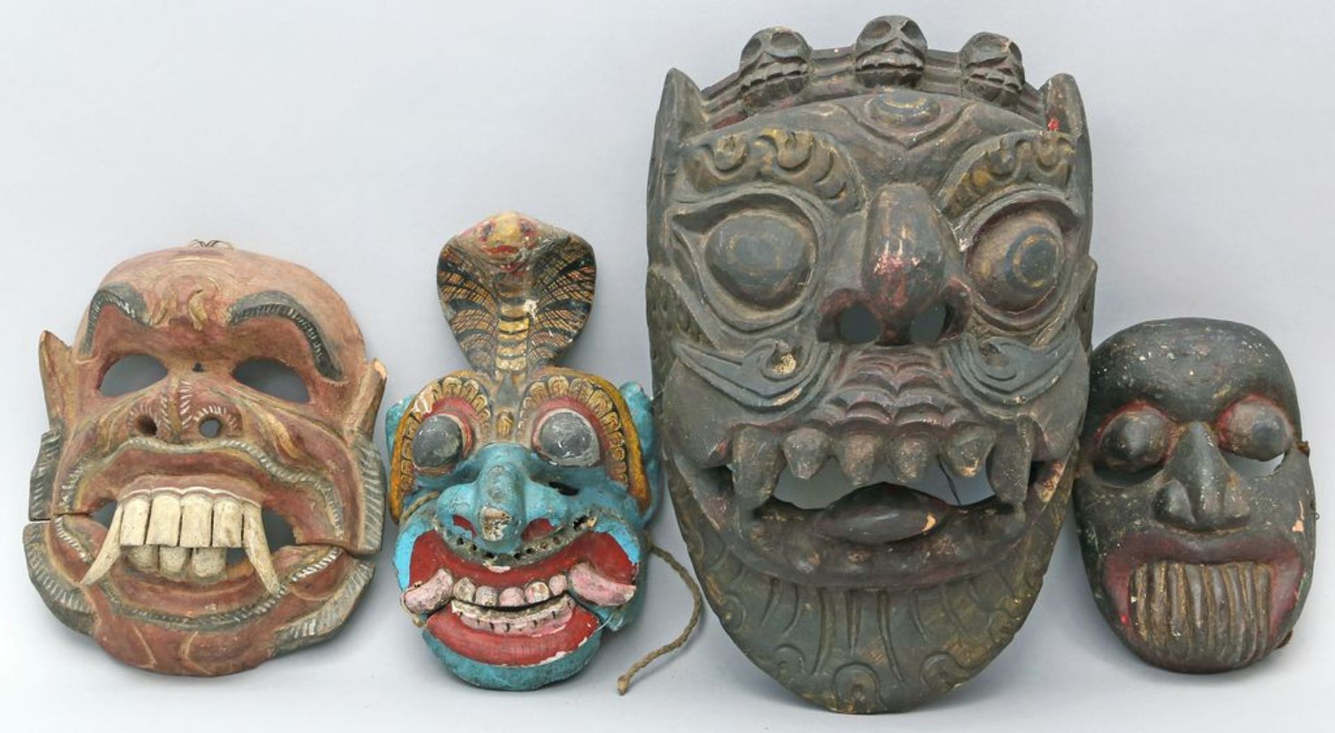 4 div. Masken. Holz, geschnitzt und überwiegend farbig gefasst. Teils besch. Java ode
