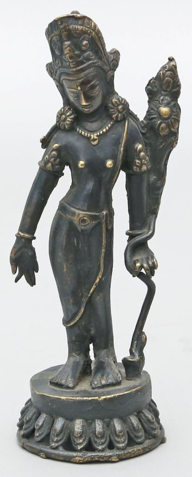 Stehende Tara. Bronze mit schwarz-brauner Patina. Tibet. H. 16,5 cm.