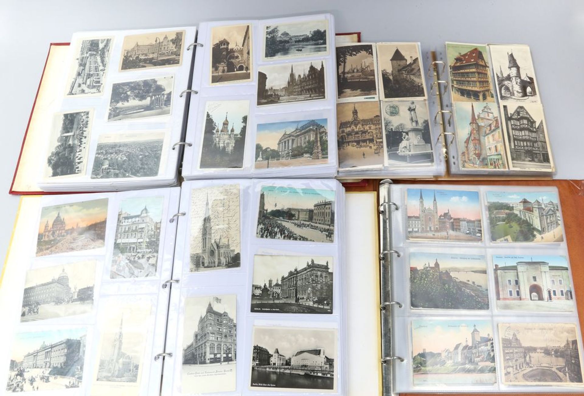 4 Alben mit ca. 1.250 Postkarten: Ca. 350 Berlin, ca. 170 Ostgebiete, Rest verschieden