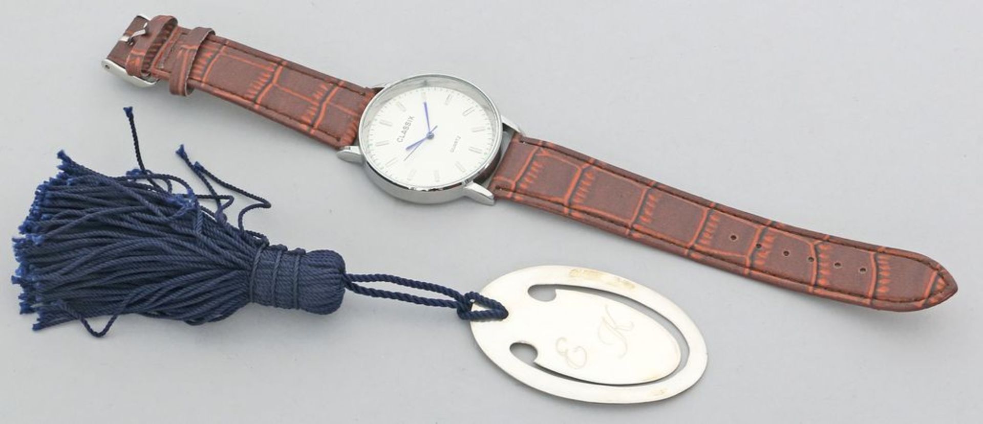 Armbanduhr "Classix". Edelstahl mit braunem Kunstlederband. Silberfarbenes Zifferblatt