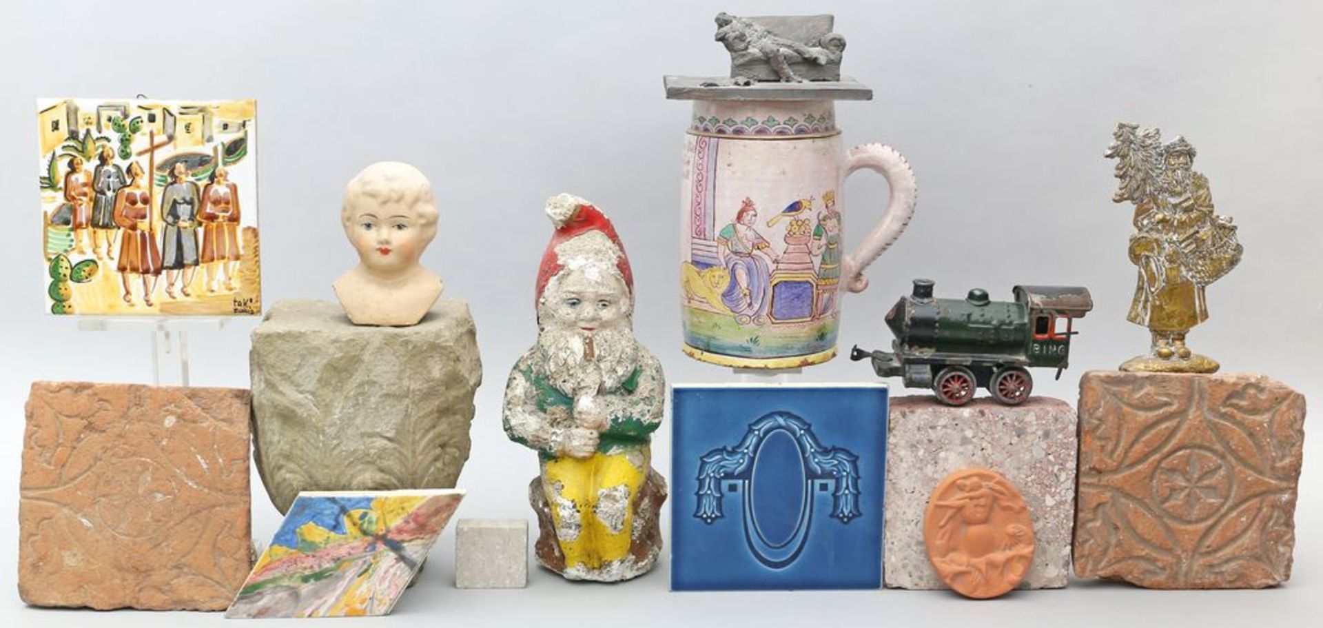 Posten Raritäten: Gartenzwerg, Krug, Puppenkopf, Skulptur eines liegenden Mannes, Lok