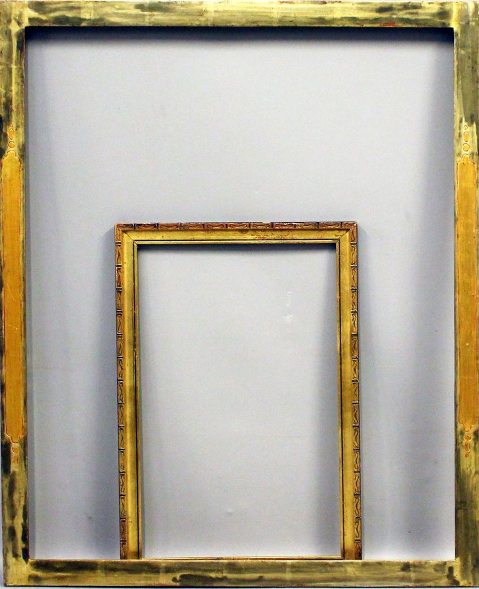 Paar Rahmen im Art-Deco-Stil. Kiefer, vergoldet. Je mit Kartuschenornament und Blattwe