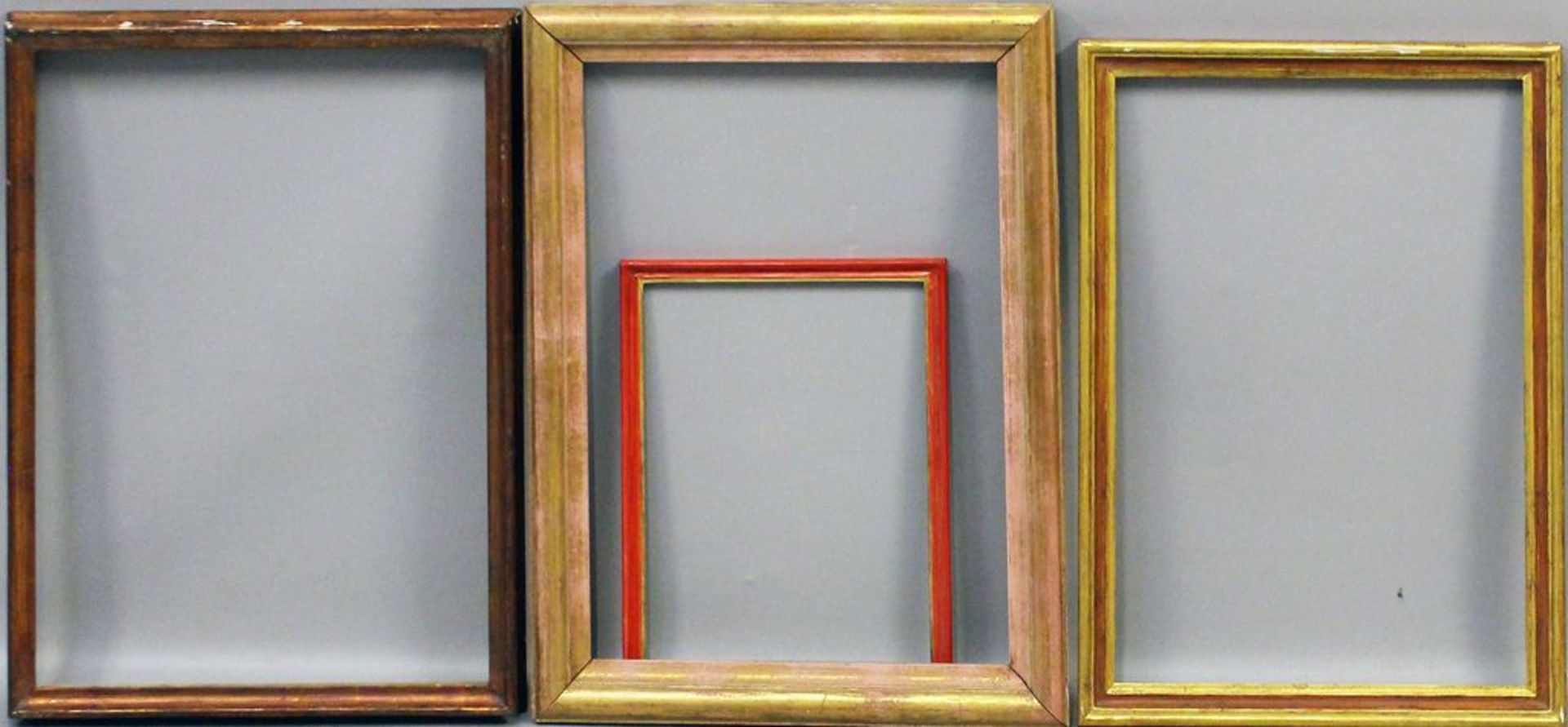 4 Rahmen (20. Jh.). Nadelholz, rot bzw. golden gefasst. Teils best. Falzmaß 25x 34 bi