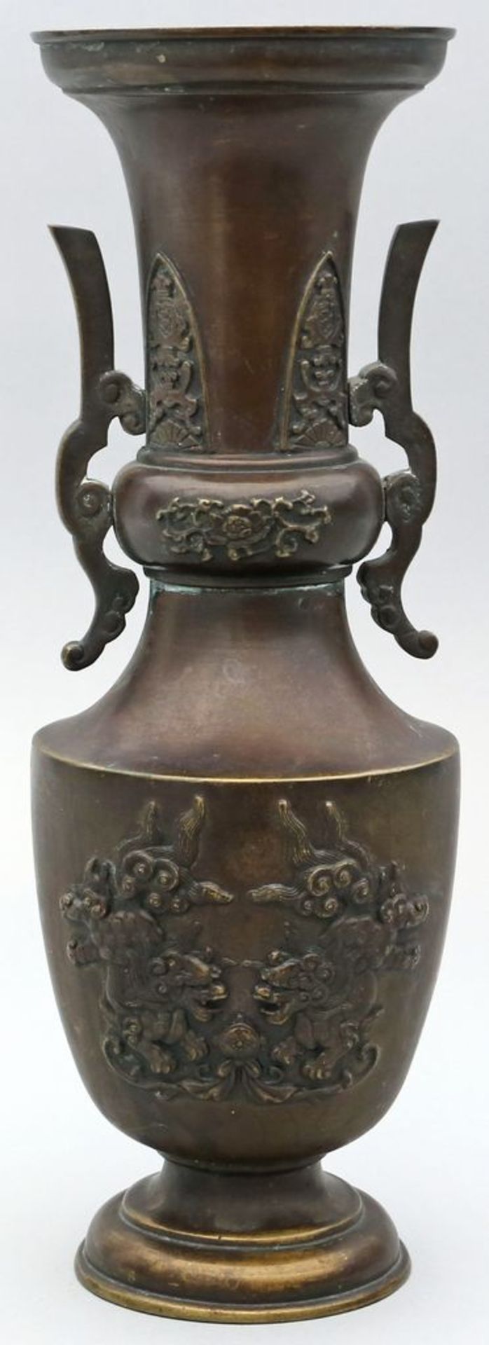 Vase. Braun patinierte Bronze mit Reliefdekor, teils mit Fo-Hunden. Gebrauchsspuren, m