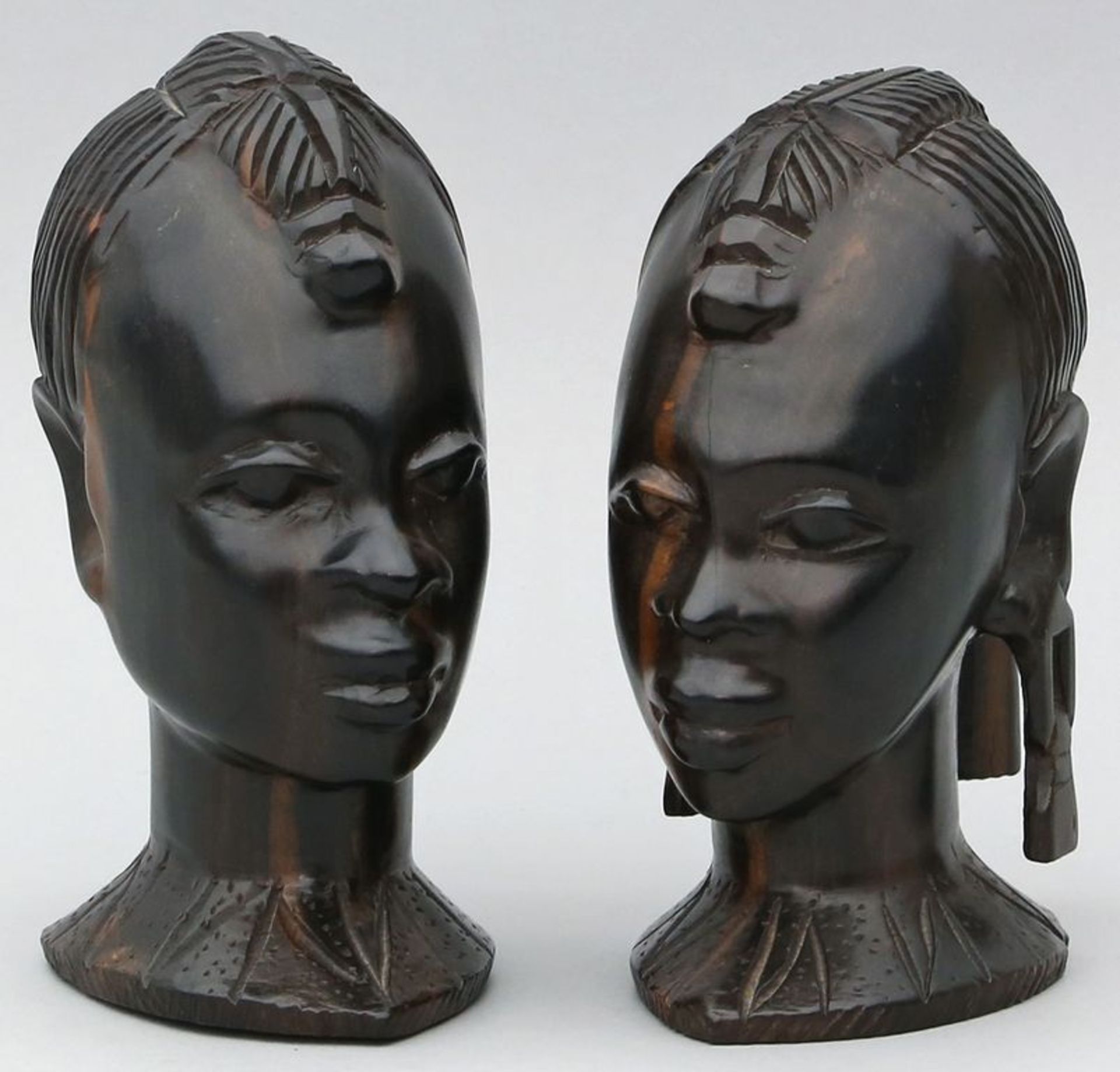 Paar Portraitbüsten. Dunkles Holz, geschnitzt. Afrika. H. 16 cm.