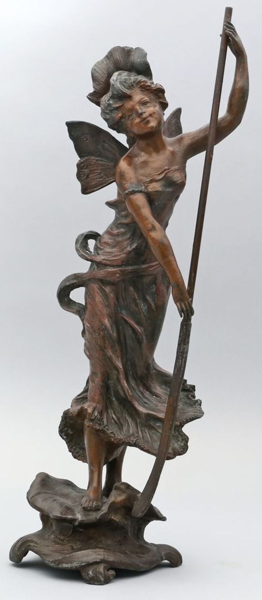 Skulptur einer Elfe. Bronzierter Zinkguss. Besch., rest. Um 1900. H. 39 cm.