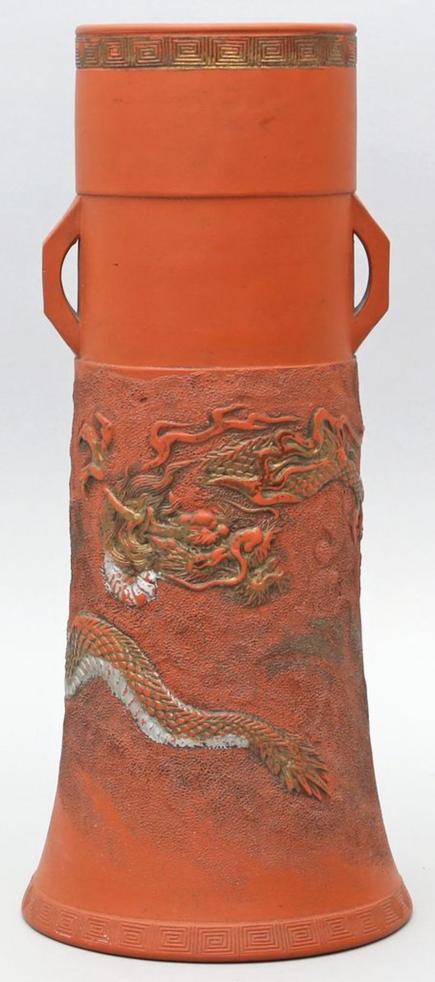Vase. Gebrannter Ton. Konische Wandung mit umlaufend reliefiertem Drachendekor und 2 s