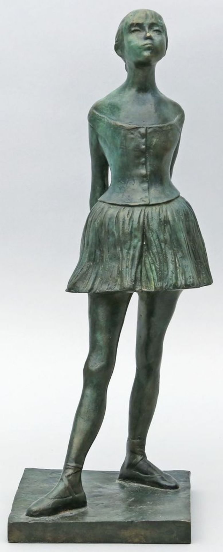 Skulptur "Kleine vierzehnjährige Tänzerin", nach Edgar Degas. Grün patinierter Bron