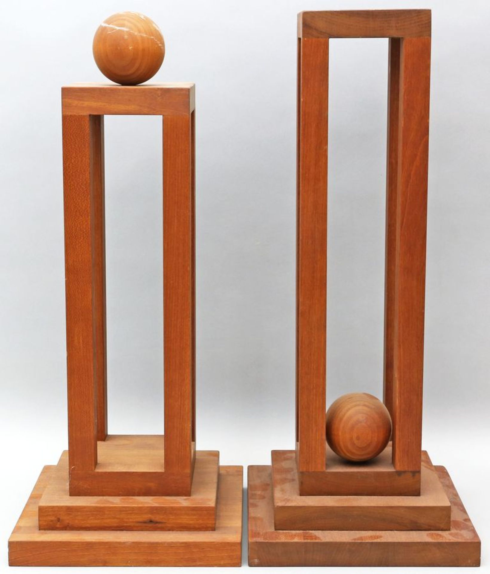 Hall, Cecilia (um 1990) Paar Skulpturen "Yttring I" und "Yttring II". Holz. Unter dem