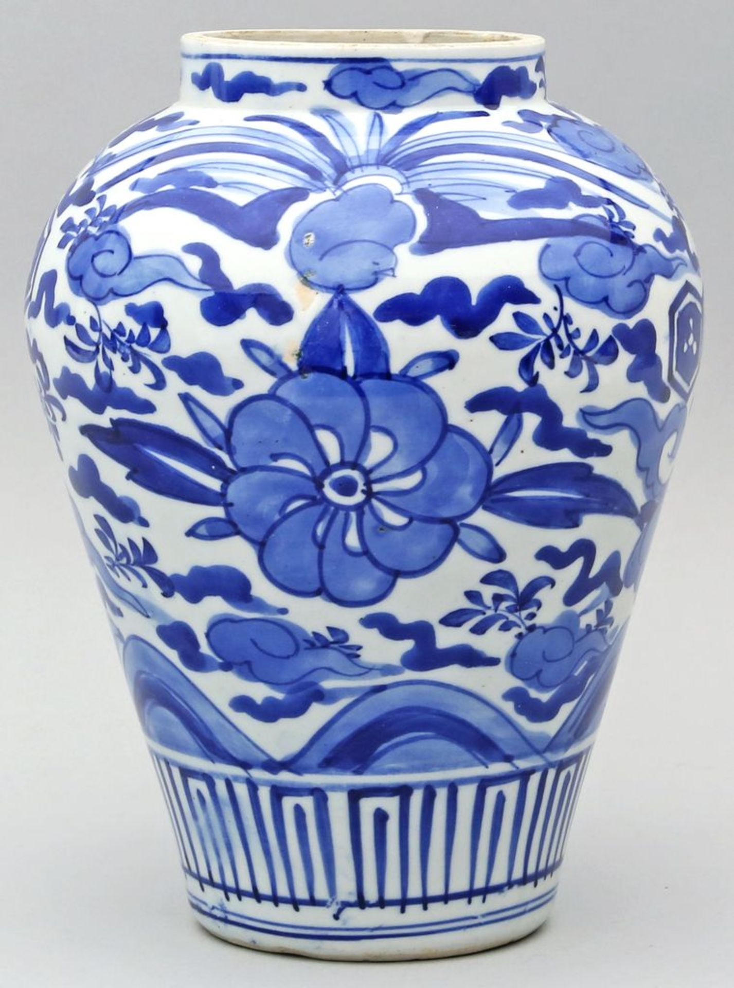 Vase. Porzellan. Eiform. Wohl Deckel fehlend. Unterglasurblaue Bemalung. China. H. 24,