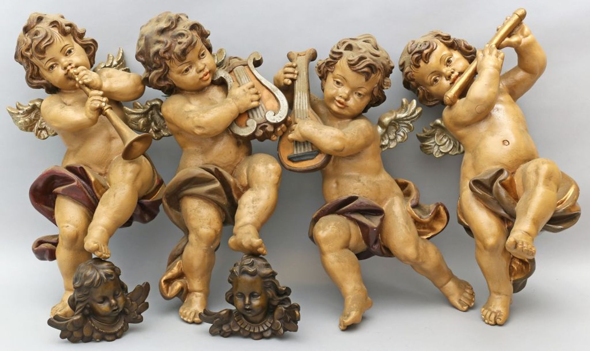 4 Skulpturen musizierender Putten. Masse, polychrom gefasst ( teilw. l. best. ). Vollp