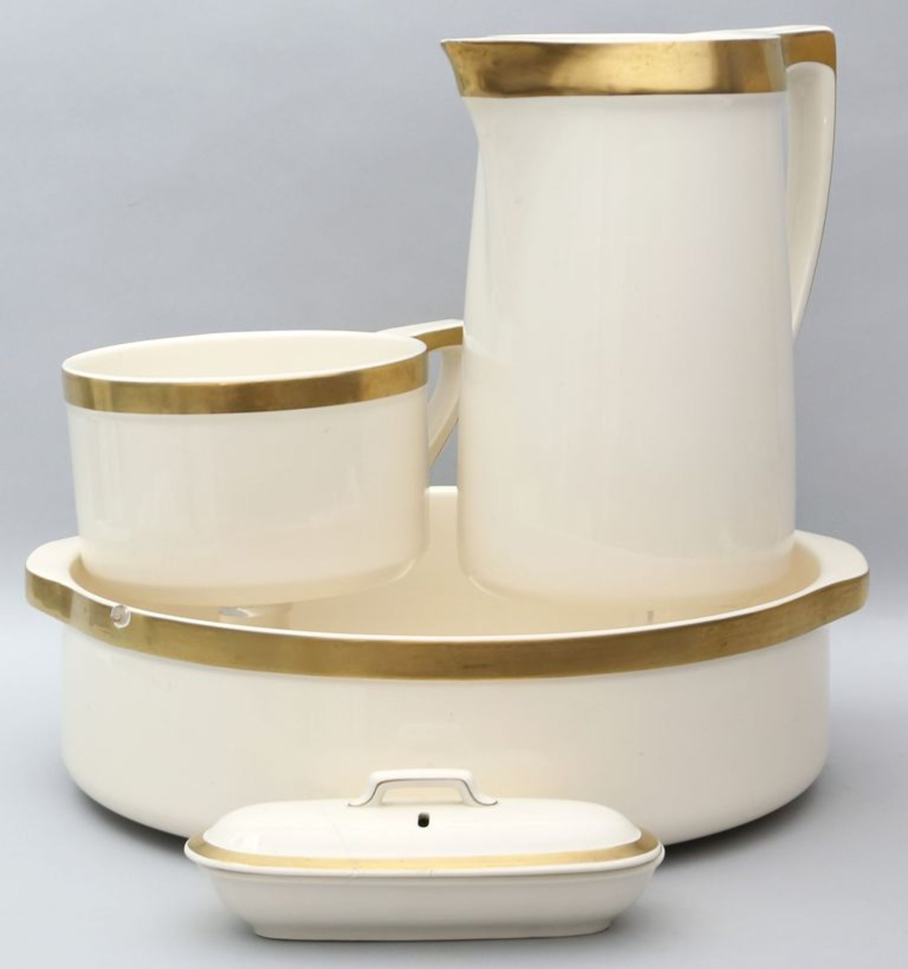 Waschset, Villeroy & Boch, 4-teilig. Keramik mit beigem Fond und Goldband. Bestehend a