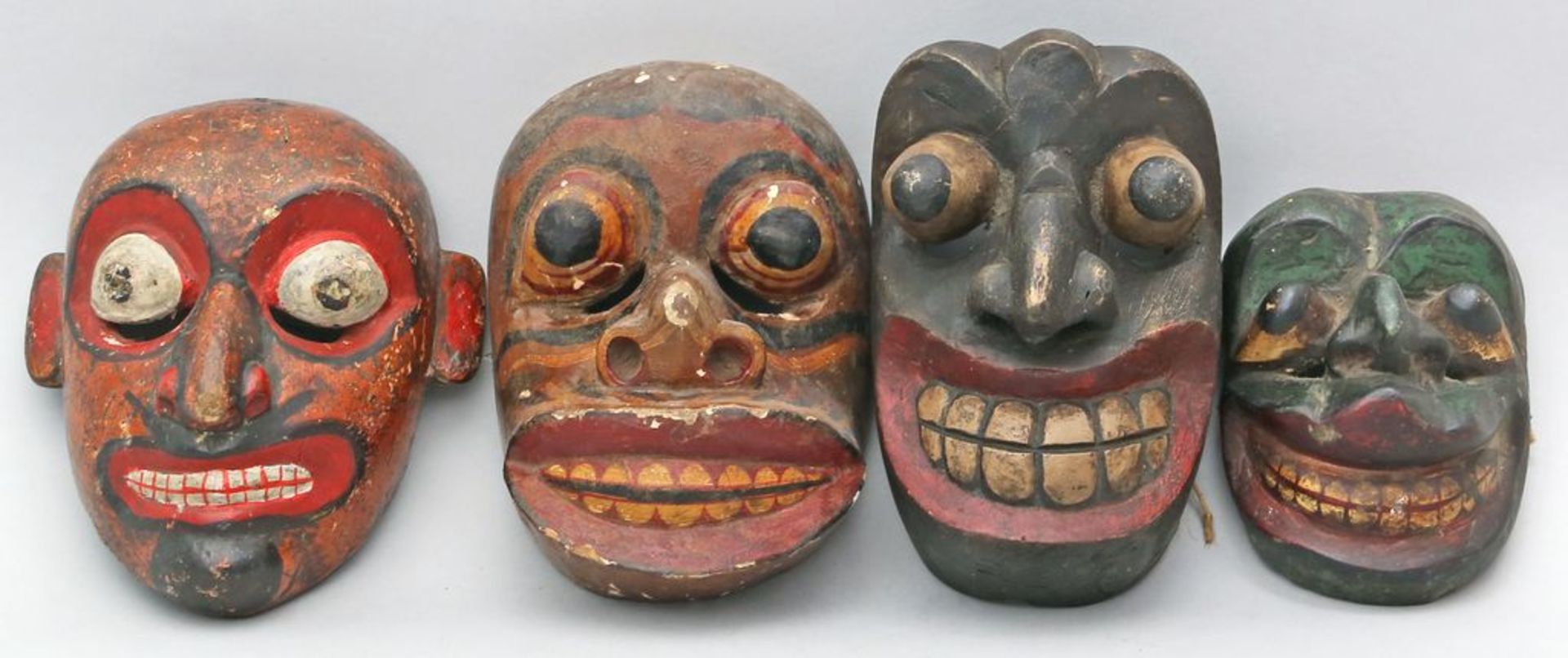 4 div. Masken. Holz, geschnitzt und farbig gefasst. Java oder Indonesien. H. 16 bis 22