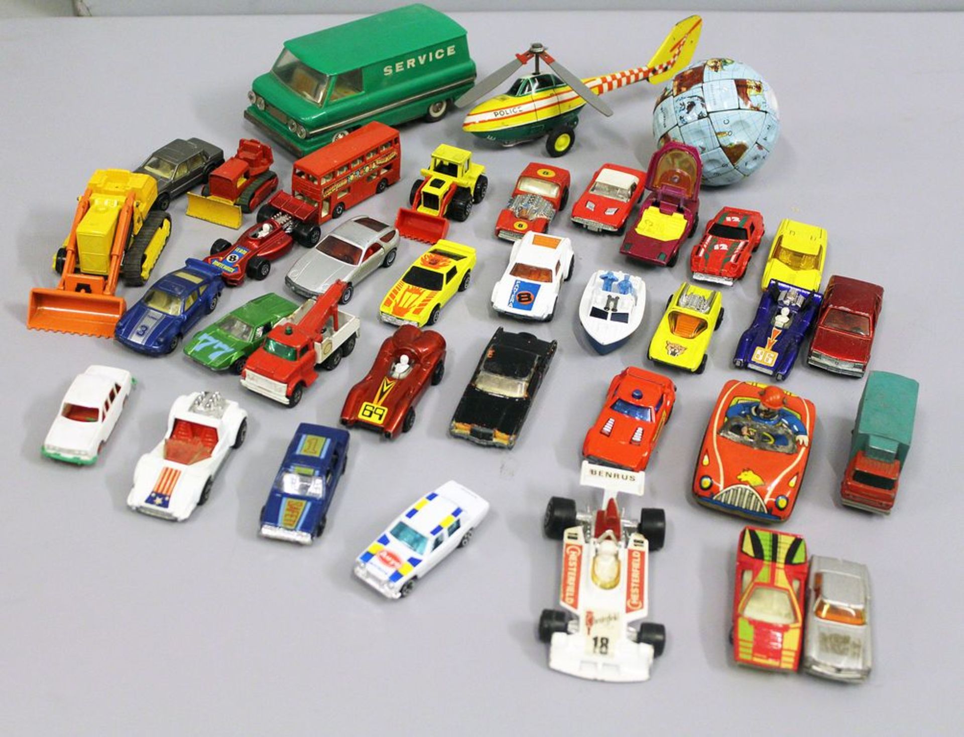 33 Modellautos, meist Matchbox. Verschiedene Modelle aus der Serie "Superfast". Bespie