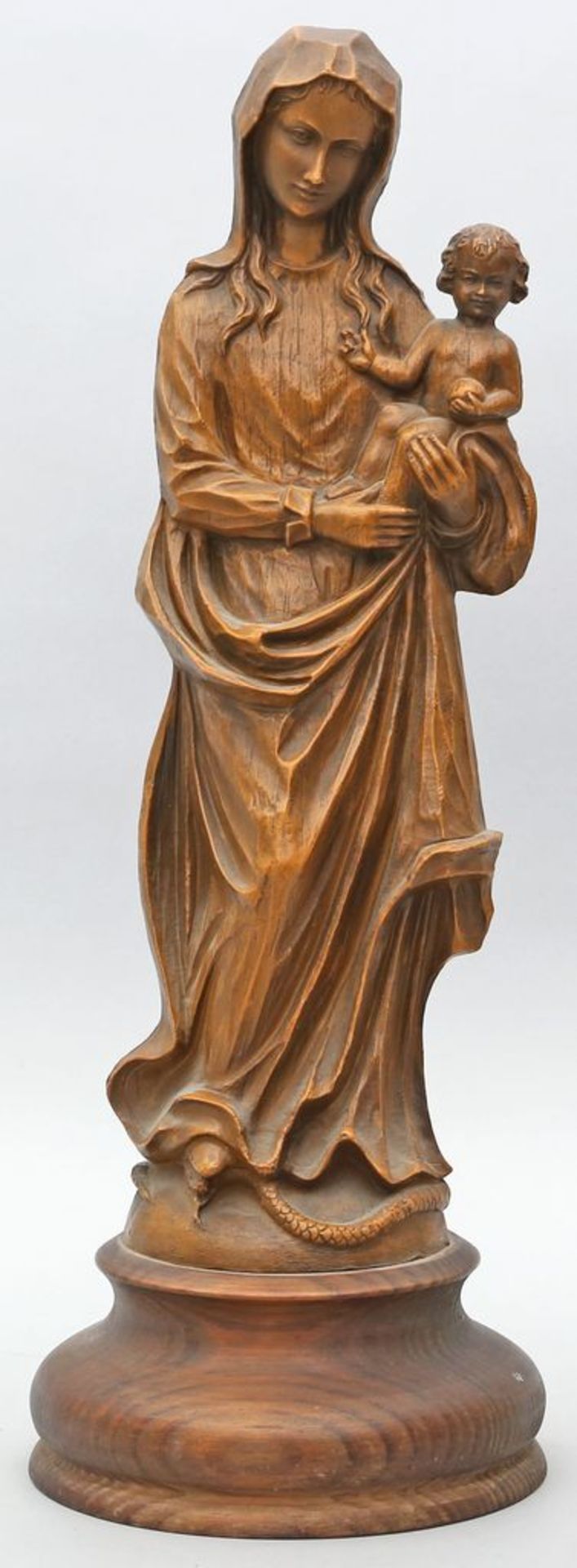 Madonna mit Kind. Holz, geschnitzt. Auf rundem Holzsockel. 20. Jh. Gesamt-H. 44 cm.
