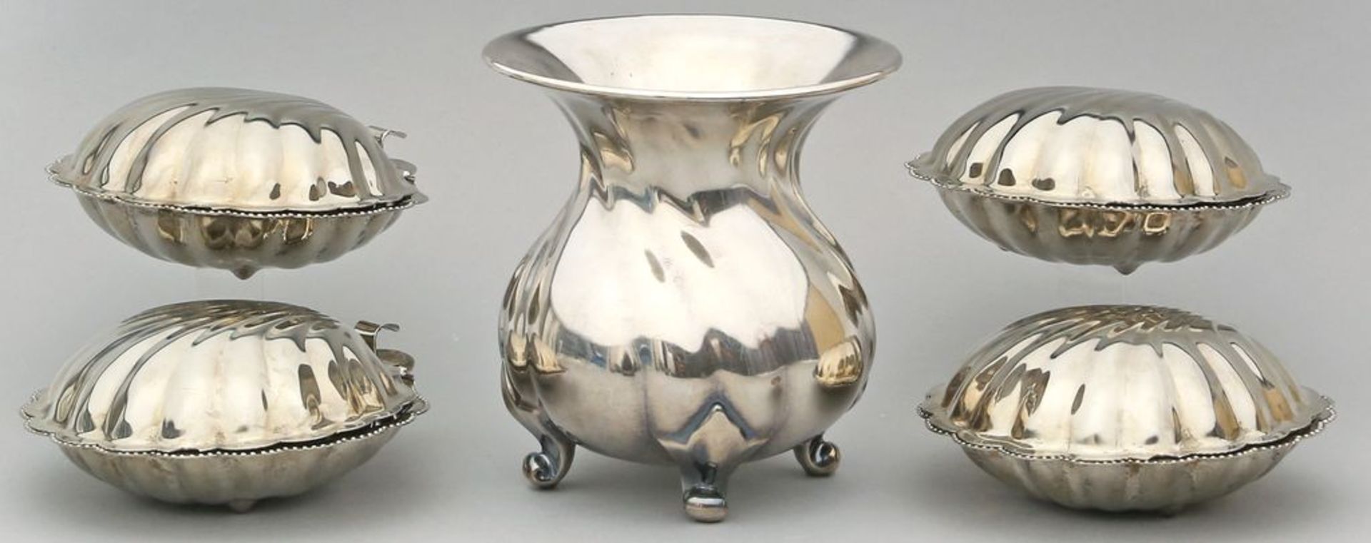 Vase, Friedrich Wilhelm Spahr. Weißes Porzellan mit 1.000 Silber-Overlay. Auf 4 Füß