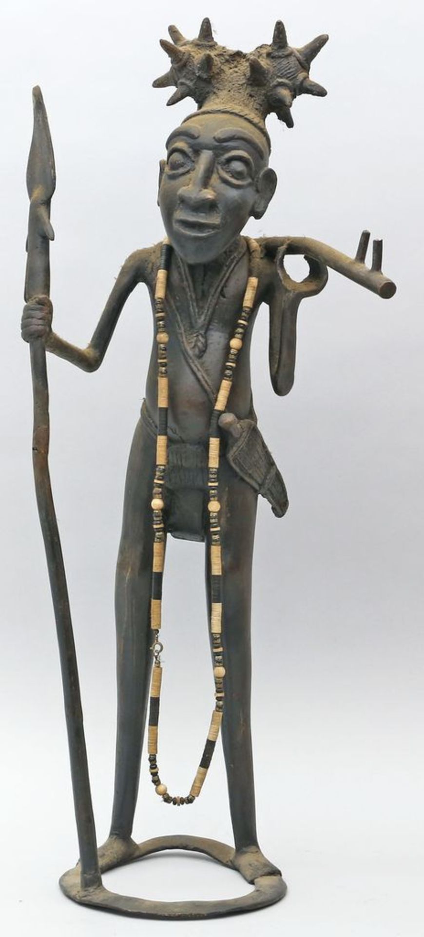 Männliche Figur, Benin. Bronzeguss mit dunkler Patina. Alters- und Gebrauchsspuren. H