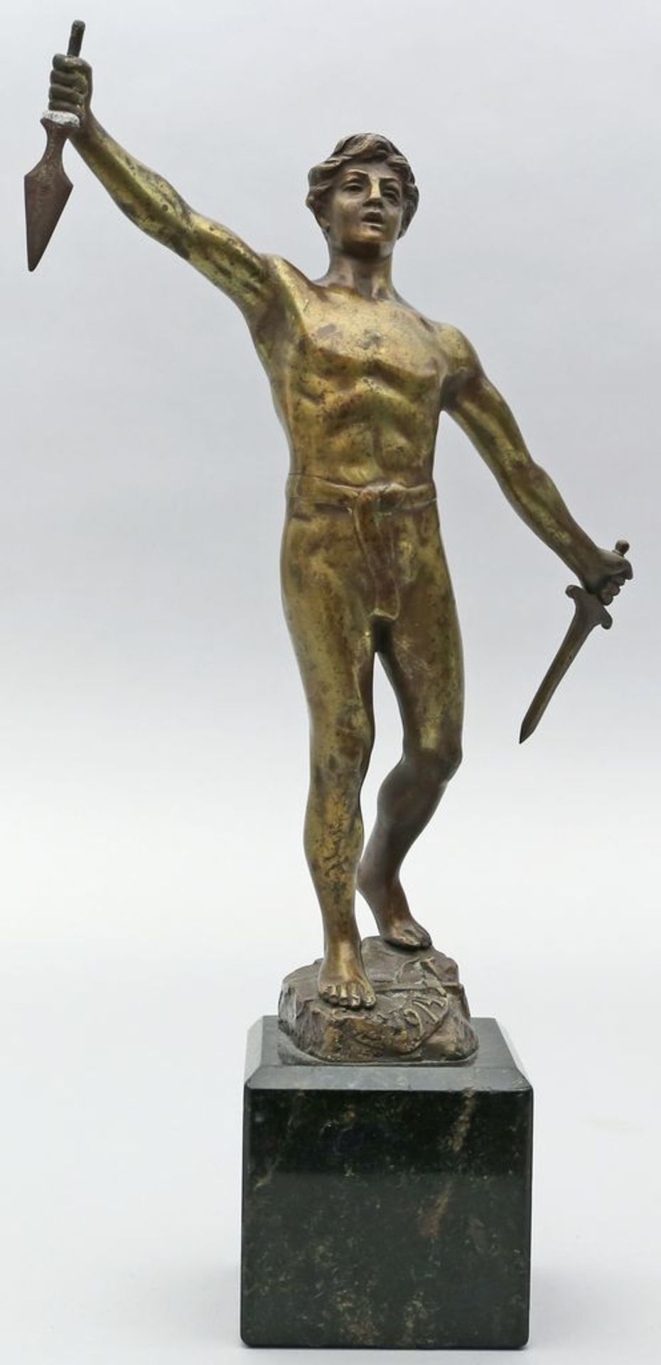 Skulptur eines Kriegers (Halbakt). Bronze mit beriebener Patina. Lanzenspitze mit Kleb