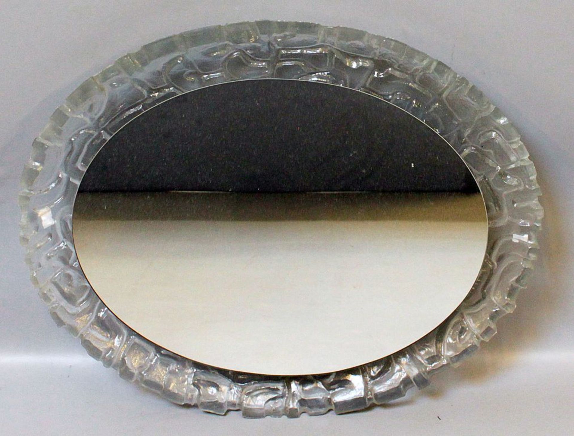 Wandspiegel (20. Jh.). Oval, mit Hintergundbeleuchtung (6-flammig) und reliefiertem Ku