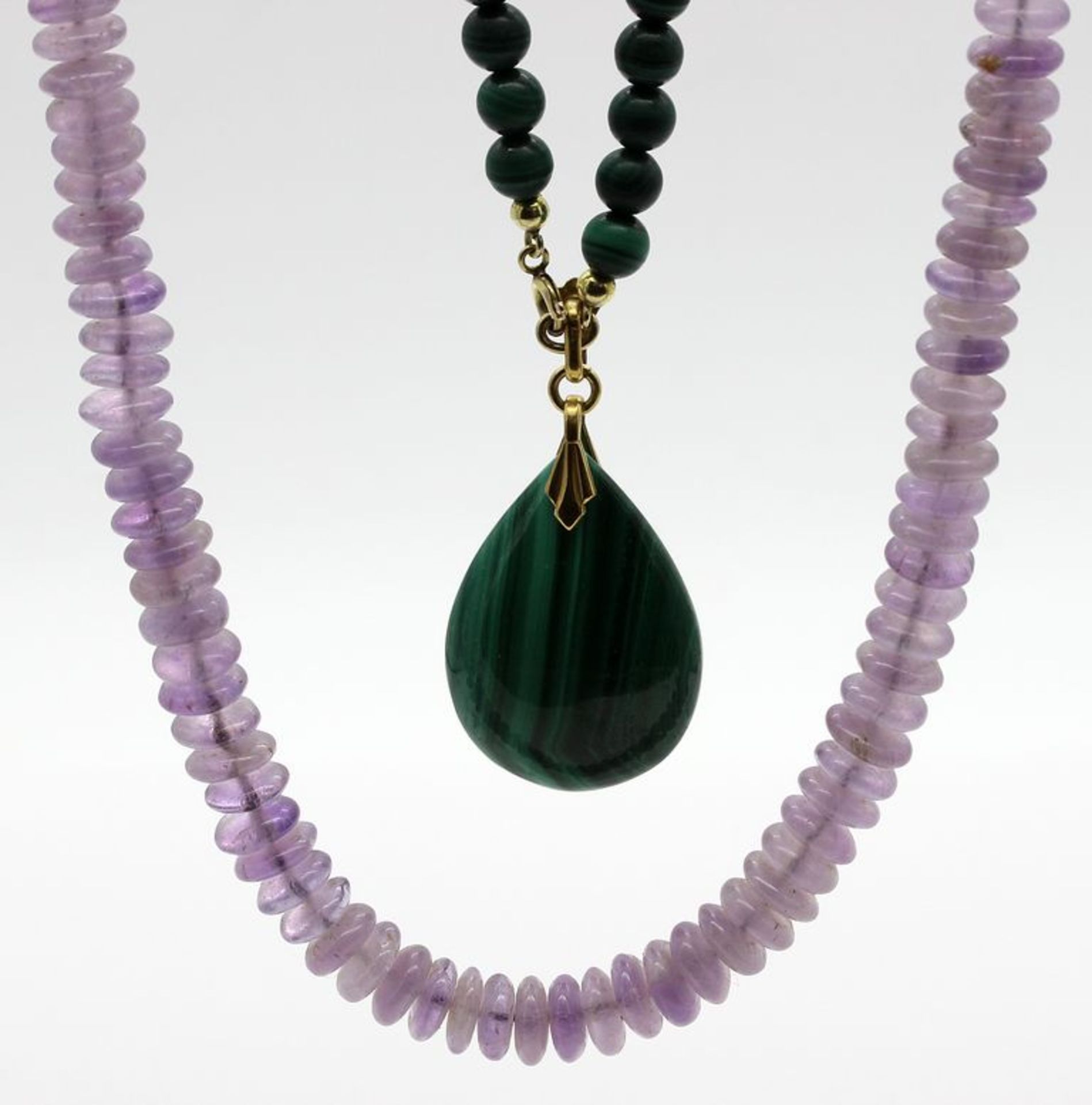 2 Halsketten und Kettenanhänger. 1 Kette aus Amethyst-Rondellen, D. ca. 8 mm, 1 Kette