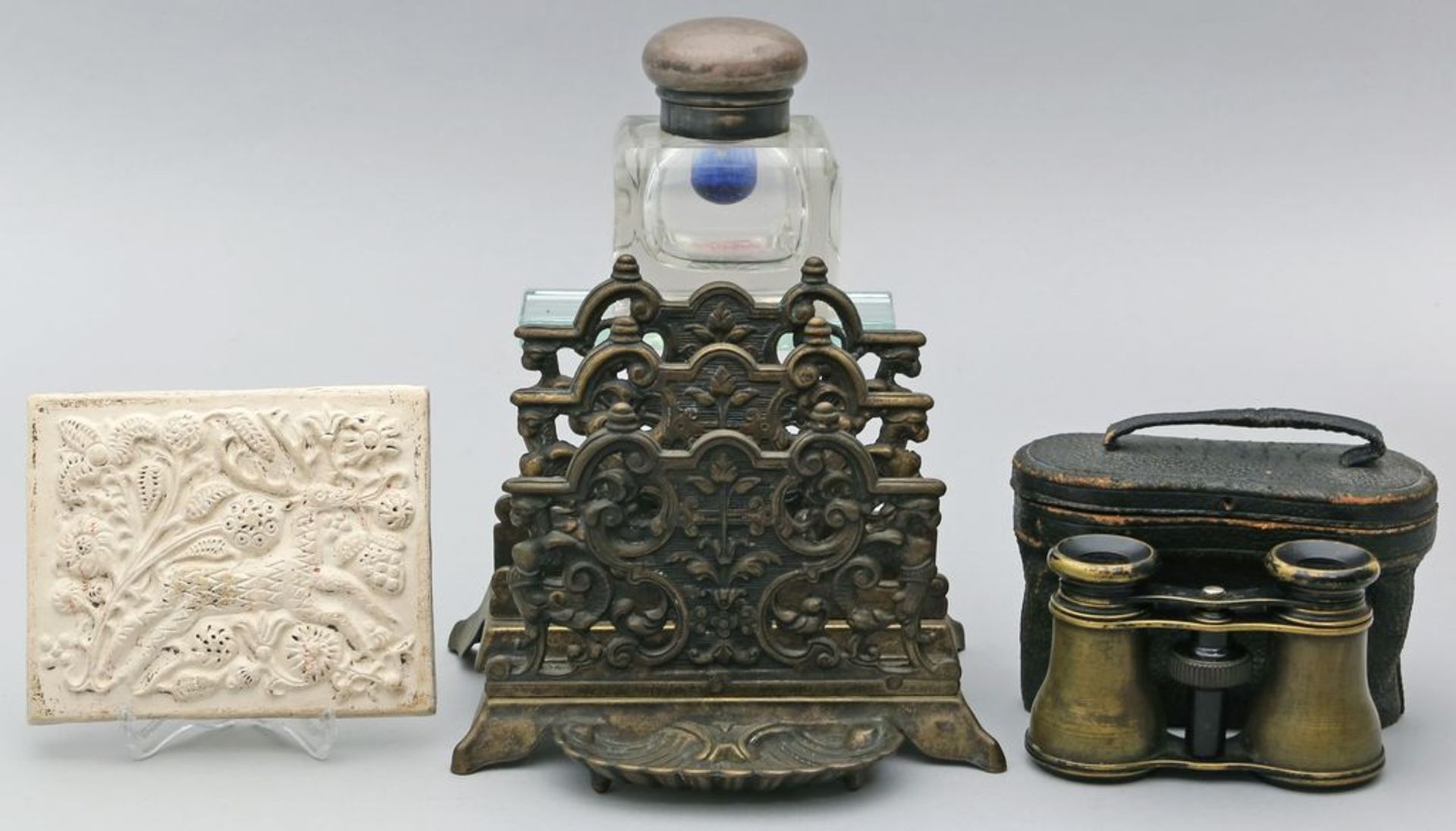 4 Teile Raritäten: Historismus-Briefhalter aus Messing, Relieftafel aus Gips, Operngl