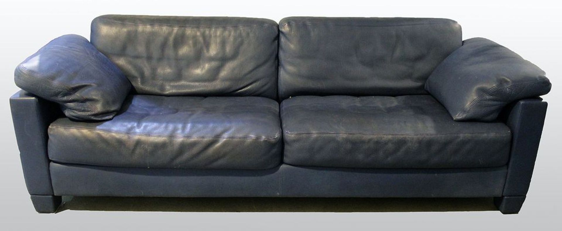 Modernes Sofa, deSede, 3-Sitzer. Blaues Leder mit Nähten. Alters- und Gebrauchsspuren