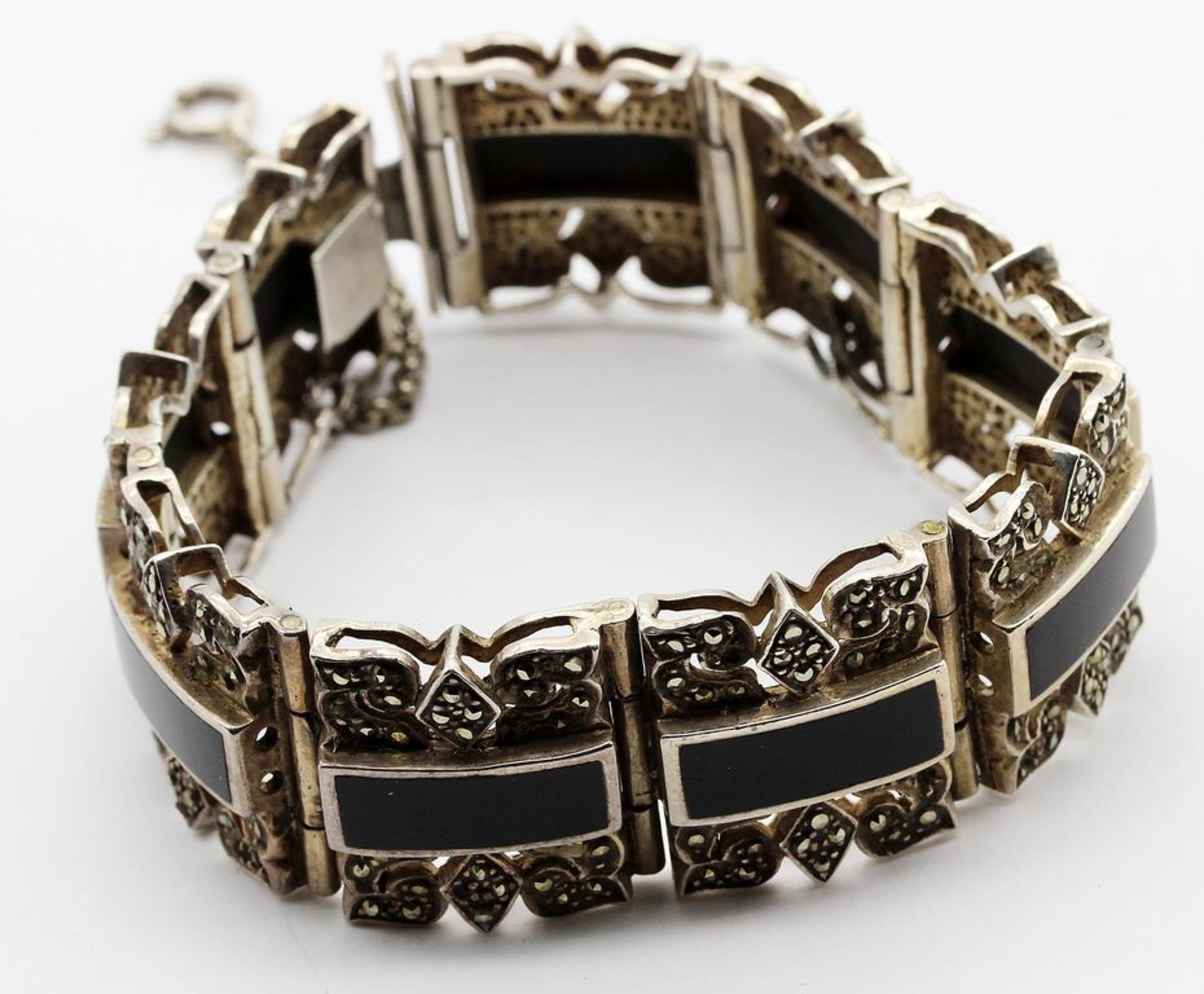 Gliederarmband. Wohl versilbert. Glieder je besetzt mit rechteckigem Onyxtafelstein un