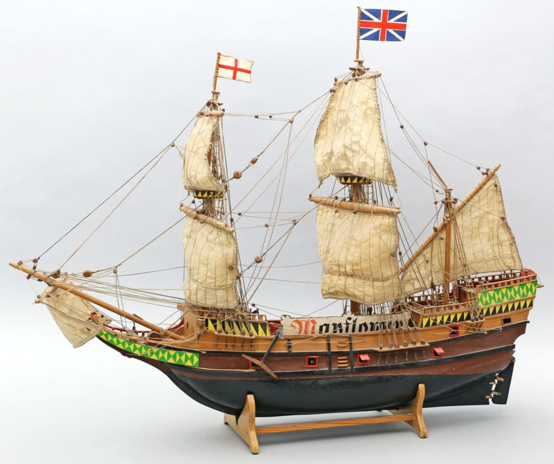 Modellschiff "Mayflower". Holz, teils farbig bemalt. Altersspuren. 20. Jh. L. 60 cm.