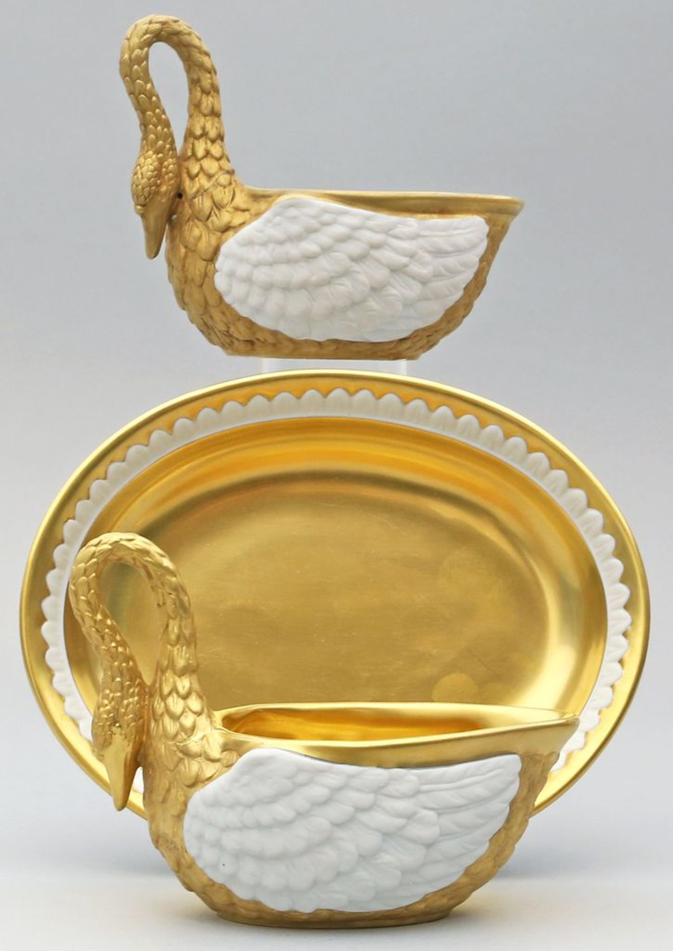 Ziertasse mit Unterschale, Dresden. Biskuitporzellan. Schwanenform, Golddekor. Vergold