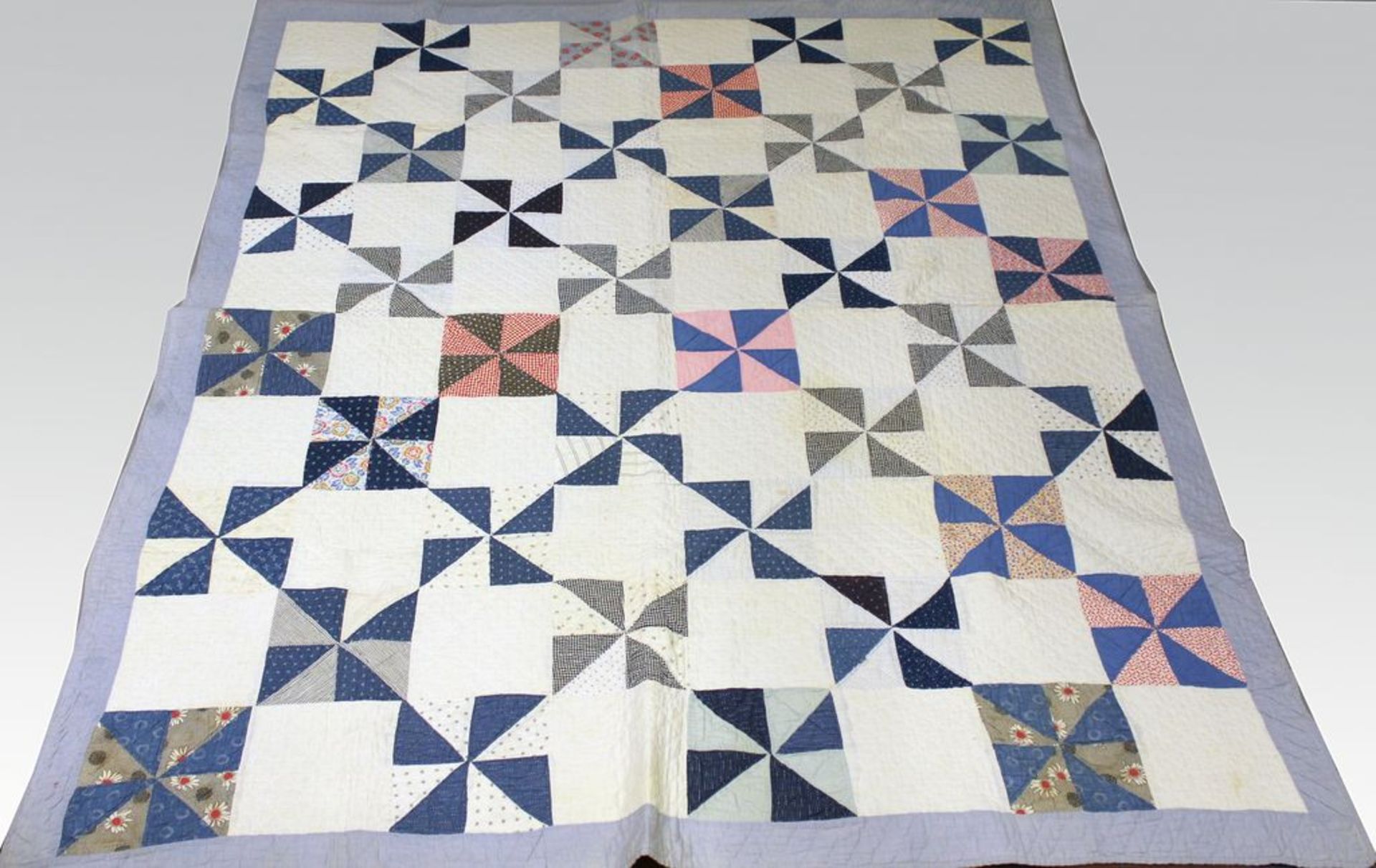 Patchwork-Quilt (USA, ca. 1890), ca. 216x 172 cm.