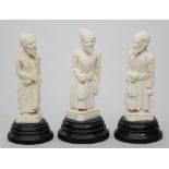 Drei Skulpturen "Drei gelehrte Männer oder Mönche".