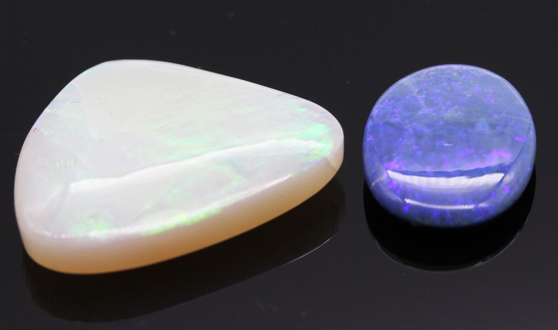 Weißer Opal, ca. 23,9 ct. und Opaldoublette.