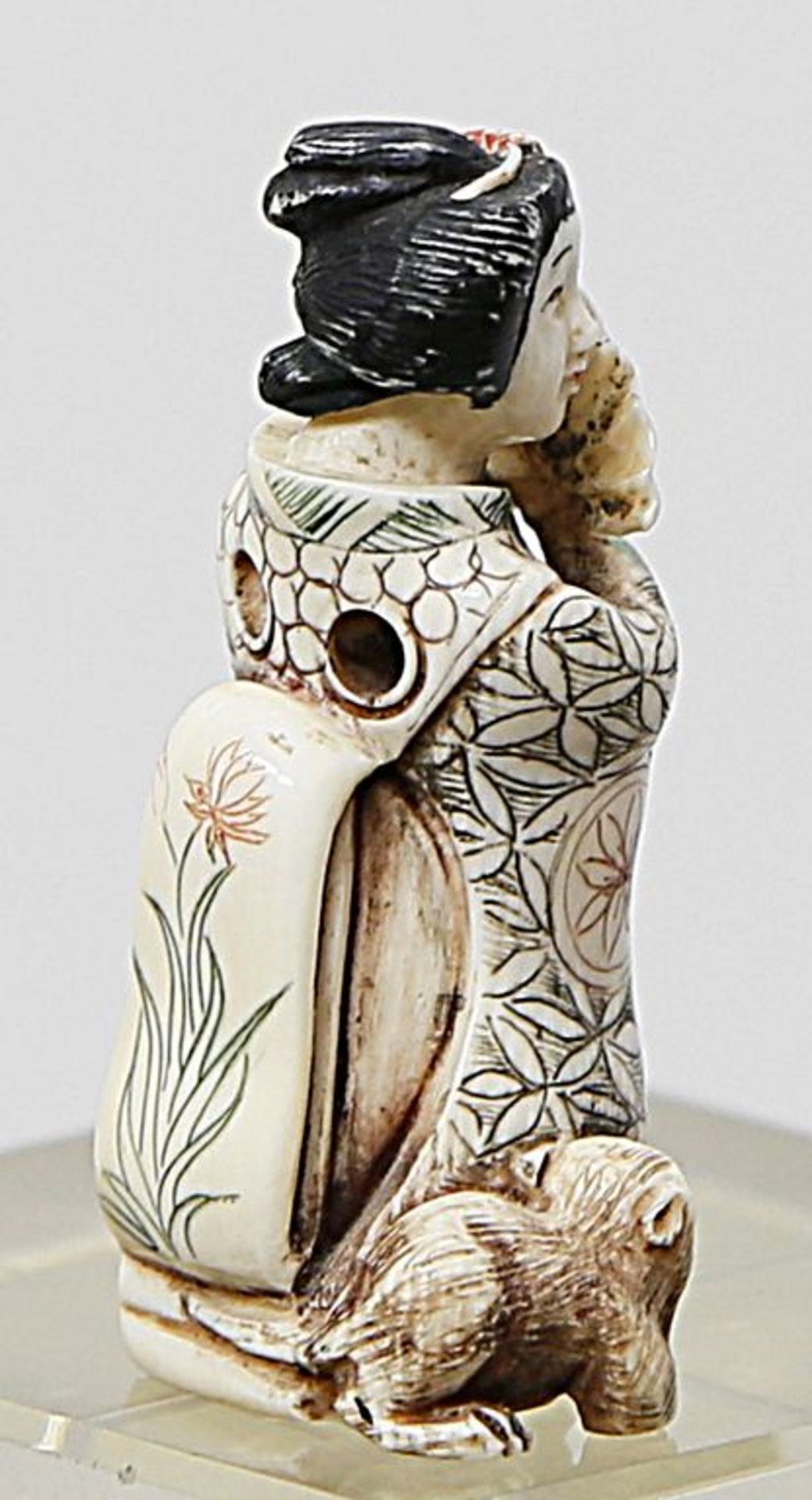 Netsuke "Geisha mit Fächer und Hund". - Image 2 of 2