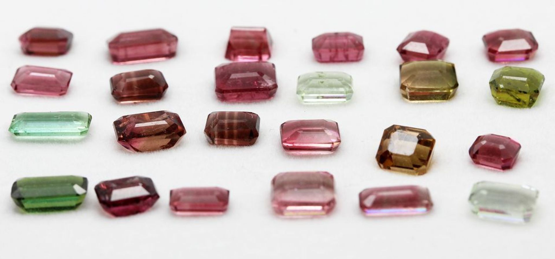 Lot aus 24 verschiedenfarbigen Turmalinen, zus. ca. 16,3 ct.