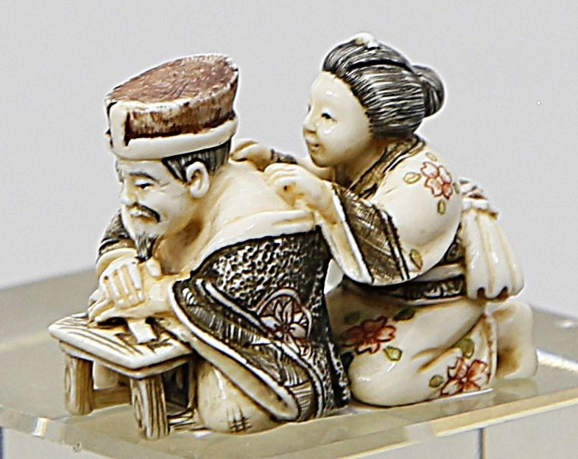 Netsuke "Frau massiert oder wäscht Mann den Nacken", - Image 2 of 2