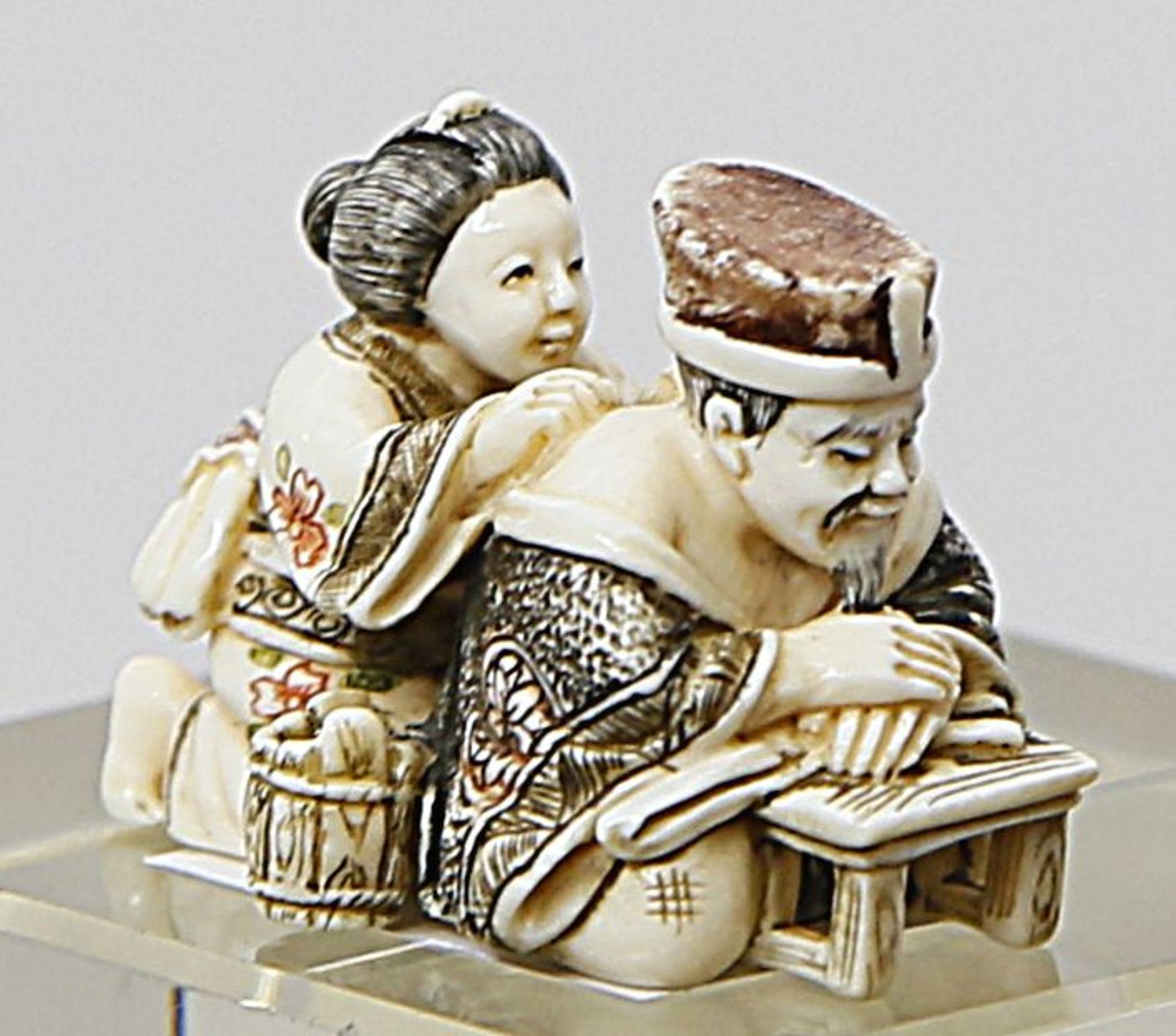 Netsuke "Frau massiert oder wäscht Mann den Nacken",